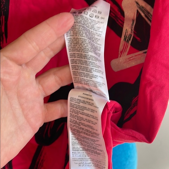 Guess Bold pink Tee with Black and White Design - Picture 5 of 5